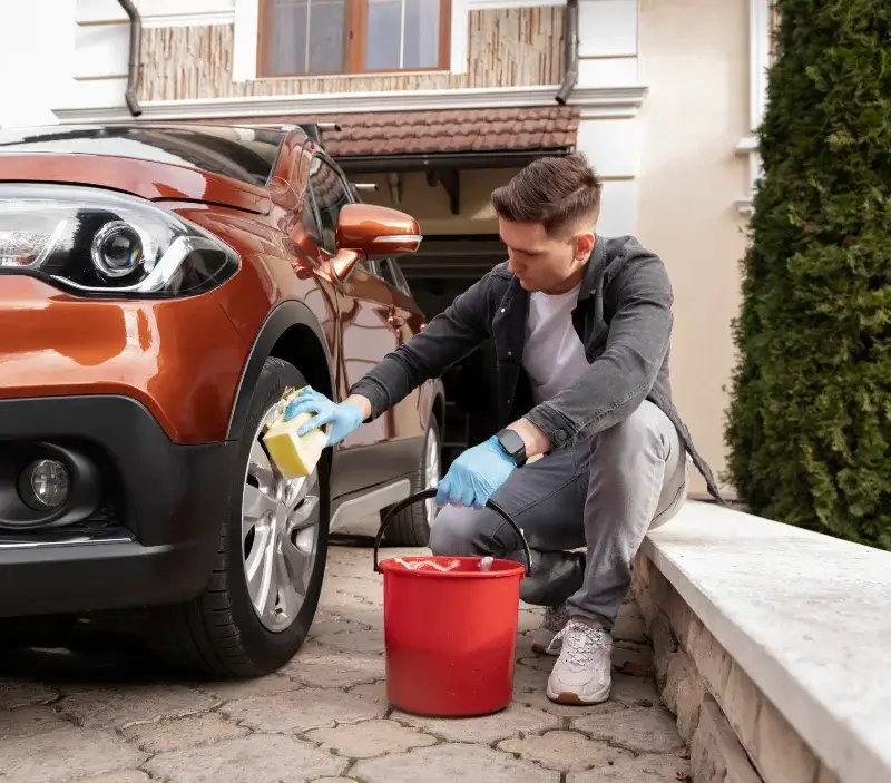 Lavage auto à domicile Vacquiers : professionnel intervenant sur un véhicule